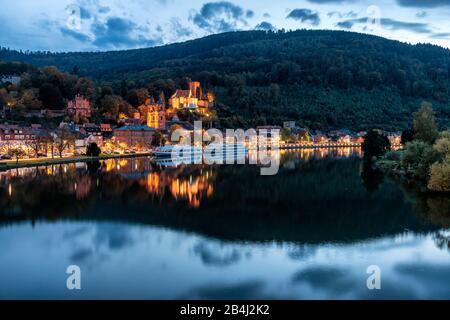 Miltenberg am Main, Bayern, Unterfranken, Mildenburg und Pfarrkirche St. jakobus mit Ausflugsbooten am Main in der Abenddämmerung Stockfoto