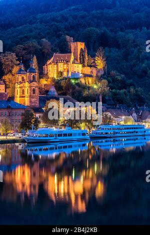 Miltenberg am Main, Bayern, Unterfranken, Mildenburg und Pfarrkirche St. jakobus mit Ausflugsbooten am Main in der Abenddämmerung Stockfoto