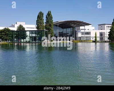 Ausstellung München. Das Messegelände wurde von 1994 bis 1998 in der Messerstadt Riem errichtet. Blick auf den Haupteingang und den Messesee. Stockfoto