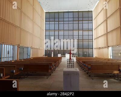 Herz-Jesu-Kirche, Innenraum, Kath. Pfarrkirche, erbaut zwischen 1997 und 2000, Architekturbüro Allmann, Sattler, Wappner. Die komplette Glasfront lässt sich öffnen, einzigartig in der Kirchenarchitektur. Stockfoto