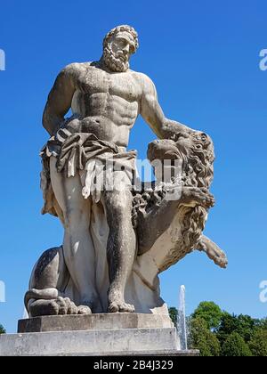 Neues Schloss Schleißheim, Herkulesstatue im Schlosskomplex, Schlossgebäude 17. Und 18. Jahrhundert. Sommerresidenz des bayerischen Wählers Stockfoto