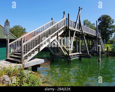 Starnberger See, Holzbrücke am nördlichen Seeufer, wird geöffnet, wenn ein größeres Boot durchläuft. Der See ist der fünftgrößte See Deutschlands. Beliebtes Reiseziel Stockfoto