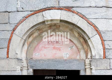 Europa, Italien, Piemont, Montorfano. Türbogen über den Eingang zur Chiesa di San Giovanni Battista, einer der besterhältenden romantischen Kirchen der Stockfoto