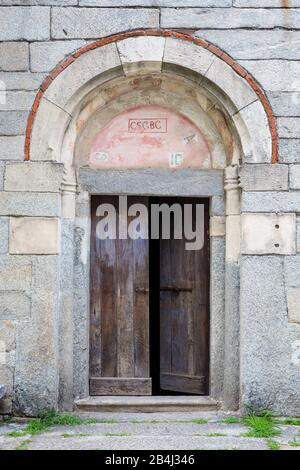 Europa, Italien, Piemont, Montorfano. Der Eingang zur Chiesa di San Giovanni Battista, einer der besterhältenden romantischen Kirchen der Region Lago Ma Stockfoto