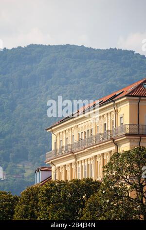 Europa, Italien, Piemont, Verbania. Das Gebäude an der Promenade von Pallanza. Stockfoto