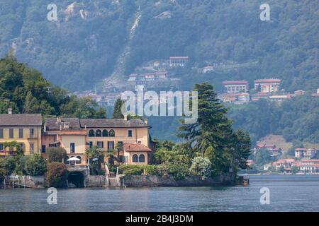 Europa, Italien, Piemont, Orta San Giulio. Blick auf die Isola San Giulio. Stockfoto