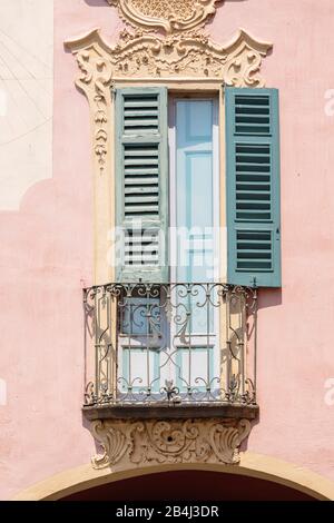 Europa, Italien, Piemont, Orta San Giulio. Ein Sonnenuhr- und Ruckverzier-Fenster in einem Haus in der Altstadt. Stockfoto