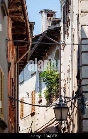 Europa, Italien, Piemont, Orta San Giulio. Ein üppig mit Pflanzen bewachsener Balkon in der Altstadt. Stockfoto