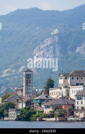 Europa, Italien, Piemont, Orta San Giulio. Blick auf die Isola San Giulio mit der Abtei Mater Ecclesiae und der Basilika San Giulio (12. Jh.). Oberhal Stockfoto