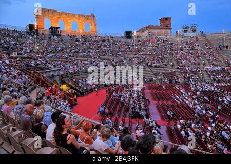 Amphitheater mit Zuschauern in der Arena di Verona in der Abenddämmerung, Altstadt, Verona, Venetien, Italien Stockfoto