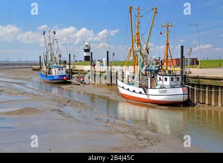 Sielhafen mit Garnelenschneider bei Ebbe und Leuchtturm kleiner Presse, Nordseebad Wremen, Land Wursten, Nordsee, Nordseeküste, Niedersachsen, Deutschland Stockfoto