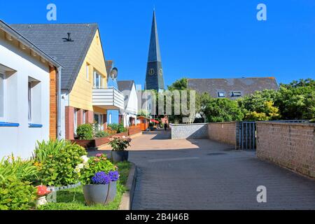 Typische Straße mit Turm der St. Nicolai-Kirche im Oberland, Helgoland, Helgoland-Bucht, Deutsche Bucht, Nordseeinsel, Nordsee, Schleswig-Holstein, Deutschland Stockfoto