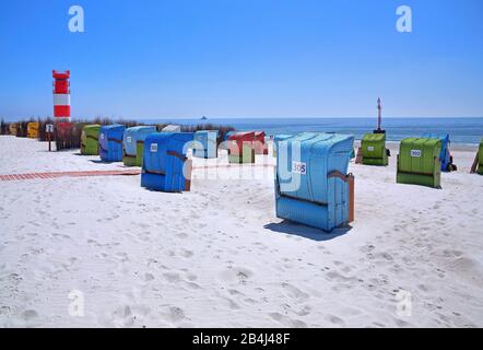 Südstrand mit liegen und Leuchtturm auf der Badedüne, Helgoland, Helgoland-Bucht, Deutsche Bucht, Nordseeinsel, Nordsee, Schleswig-Holstein, Deutschland Stockfoto