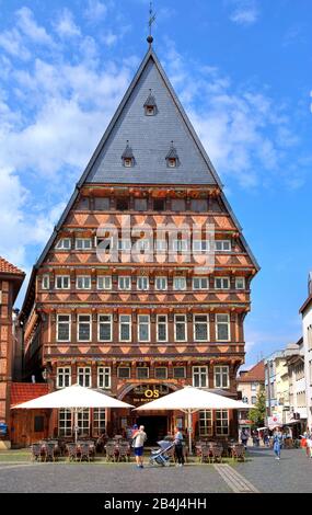 Knochenhaueramtshaus mit Straßencafé am Marktplatz, Hildesheim, Niedersachsen, Deutschland Stockfoto