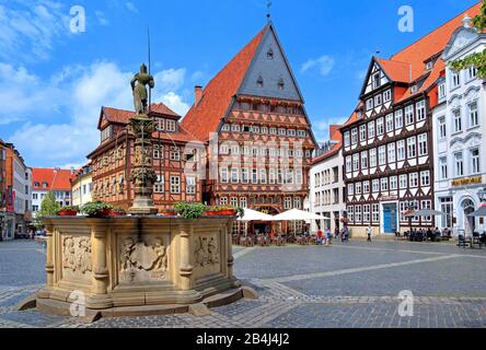 Marktplatz mit Rolandbrunnen Knochenhaueramtshaus und anderen Fachwerkhäusern, Hildesheim, Niedersachsen, Deutschland Stockfoto