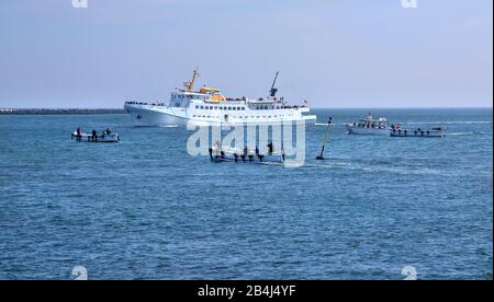 Sea Breeze Ship Fair Lady vor Anker mit Booten für Bootstouren, Helgoland, Helgoland Bay, Deutsche Bucht, Nordseeinsel, Nordsee, Schleswig-Holstein, Deutschland Stockfoto