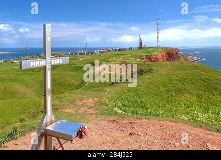 Gipfelkreuz auf dem Pinneberg 61, 3m mit Blick über das Oberland mit Place Lighthouse und Sendemast, Helgoland, Helgoländer Bucht, Deutsche Bucht, Nordseeinsel, Nordsee, Schleswig-Holstein, Deutschland Stockfoto