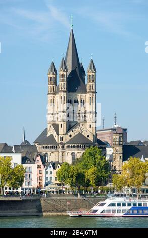 Deutschland, Nordrhein-Westfalen, Köln, die Kirche Groß St. Martin ist eine der zwölf großen, im Zentrum von Köln gelegenen Kirchen der Romanik. Er hat einen Vierungsturm mit 4 Ecktürmchen und ist das Wahrzeichen des linken Ufers des Stadtpanoramas. Stockfoto