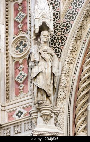 Italien, Florenz, Kathedrale "Santa Maria del Fiore", Detail, Westfassade, Statue auf dem Hauptportal Stockfoto