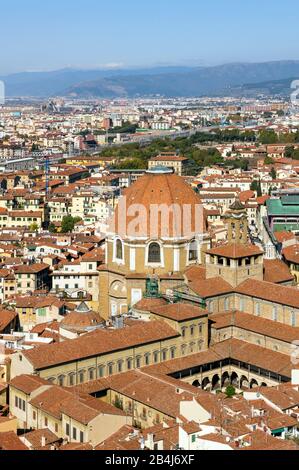 Italien, Florenz, die Basilika San Lorenzo im Zentrum des Marktviertels Stockfoto