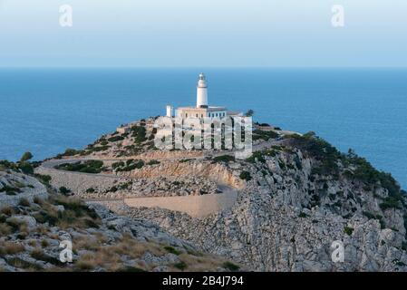 Spanien, Mallorca, Cap Formentor, Blick auf den Leuchtturm Far de Formentor, Felsen, Meer, Serpentinen. Stockfoto