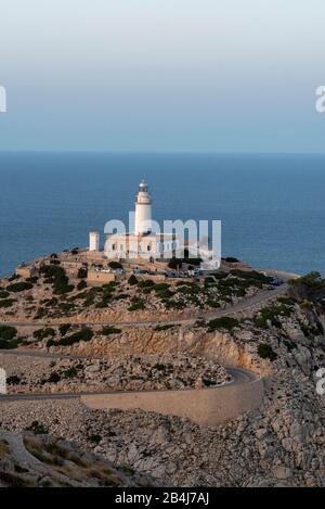 Spanien, Mallorca, Cap Formentor, Blick auf den Leuchtturm Far de Formentor, Felsen, Meer, Serpentinen. Stockfoto