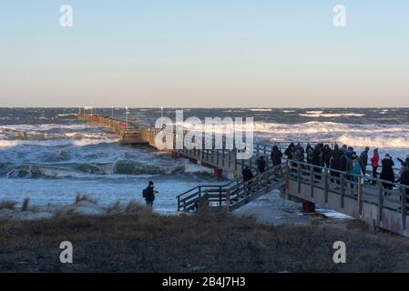 Deutschland, Mecklenburg-Vorpommern, Prerow, Sturmflut, Sturm Zeetje, zerstörte Pier Prerow, Ostsee. Stockfoto