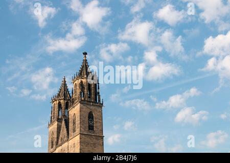 Deutschland, Sachsen-Anhalt, Magdeburg, Blick auf die Türme des Doms von Magdeburg, weiße Wolken am Himmel. Stockfoto