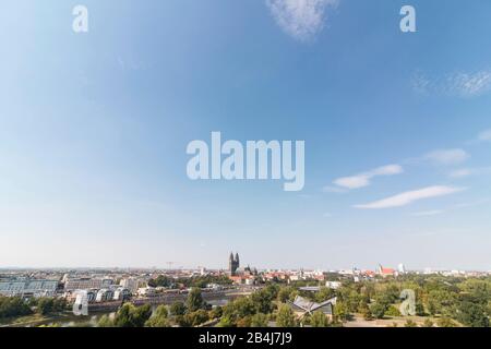 Deutschland, Sachsen-Anhalt, Magdeburg, Blick auf die Innenstadt von Magdeburg mit Dom und Hundertwasserhaus, Deutschland. Stockfoto