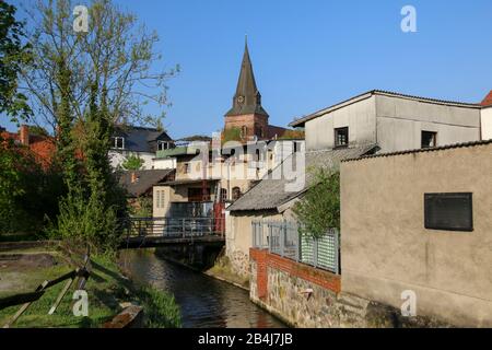 Deutschland, Sachsen-Anhalt, Salzwedel, Wohnhäuser an der Salzwedler Dumme, Katharinenkirche im Hintergrund, Altmark. Stockfoto