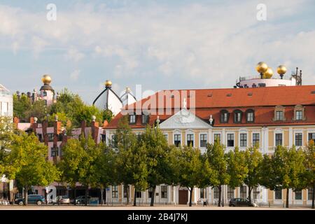 Deutschland, Sachsen-Anhalt, Magdeburg, Grüne Zitadelle, Hundertwasserhaus Magdeburg, goldene Kugeln auf dem Dach. Stockfoto