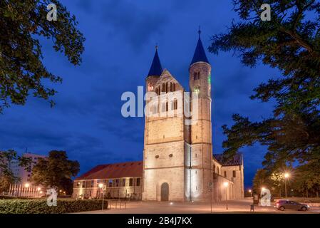 Deutschland, Sachsen-Anaht, Magdeburg, Blaue Stunde, Kloster Unser Lieben Frauen. Stockfoto