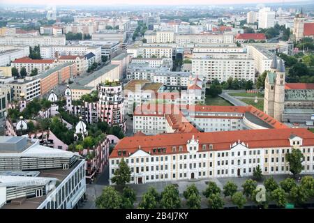 Deutschland, Sachsen-Anhalt, Magdeburg, Hundertwasserhaus, Landtag, Plattenbauten, Domplatz, Kloster Unser Lieben Frauen. Stockfoto