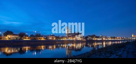 Deutschland, Sachsen-Anhalt, Magdeburg, Blick auf den Magdbeurer Dom und die Elbe, blaue Stunde, Panoramaaussicht. Stockfoto