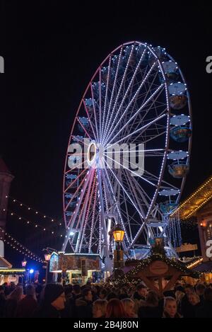 Deutschland, Sachsen-Anhalt, Magdeburg, Otto von Guericke-Denkmal mit Riesenrad, Weihnachtsmarkt Magdeburg. Stockfoto