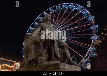 Deutschland, Sachsen-Anhalt, Magdeburg, Otto von Guericke-Denkmal mit Riesenrad, Weihnachtsmarkt Magdeburg. Stockfoto