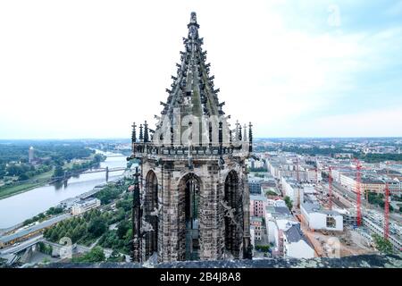 Deutschland, Sachsen-Anhalt, Magdeburg, Blick auf den Nordturm des Doms von Magdeburg, links die Hubbrücke und den Stadtpark, rechts auf Bauzwirbel und Ausgrabungen. Stockfoto