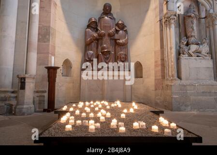 Deutschland, Sachsen-Anhalt, Magdeburg, Denkmal des Künstlers Ernst Barlach im Dom zu Magdeburg. In der Mitte ein Kreuz mit den Daten 1914-1918. Die Halbfiguren im unteren Teil werden als Not, Tod und Verzweiflung bezeichnet, die dahinter stehenden Figuren symbolisieren die kriegserfahrenen, wissenden und naiven. Stockfoto