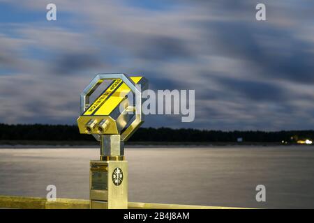 Deutschland, Mecklenburg-Vorpommern, Prerow, Fernglas am Pier Prerow, Deutschland. Stockfoto