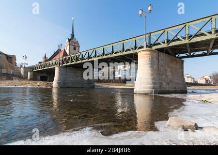 Deutschland, Thüringen, Gera, Untermhaus mit Brücke und Marienkirche, Fluss Weiße Elster. Stockfoto