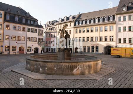 Deutschland, Thüringen, Gera, historischer Marktplatz mit Samson-Brunnen, stellt den biblischen Löwen-Tramp Simson dar. Stockfoto