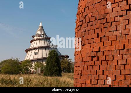 Deutschland, Sachsen-Anhalt, Magdeburg, Blick auf den Jahrtausendturm im Elbauenpark Magdeburg. Stockfoto