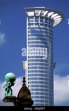 Architekturkontrast, Modern und neu: DG Bank Building, Alt: Die Atlas-Statue am Hauptbahnhof, Frankfurt am Main, Deutschland, Stockfoto