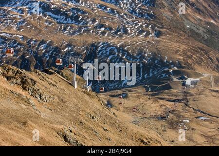 Österreich, Vorarlberg, Montafon, Hochjoch, Grasjoch, Skigebiet Silvretta Nova, Kabinenbahn, Mittelstation, Herbst, vor Saisonbeginn. Stockfoto