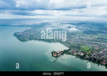 Deutschland, Bayern, Wasserburg am Bodensee, Halbinsel, Regenwetter. Stockfoto