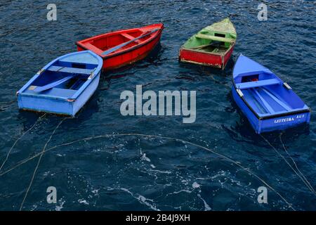 Bunte Boote im Hafen, Porto de Camara de Lobos, Insel Madeira, Portugal Stockfoto