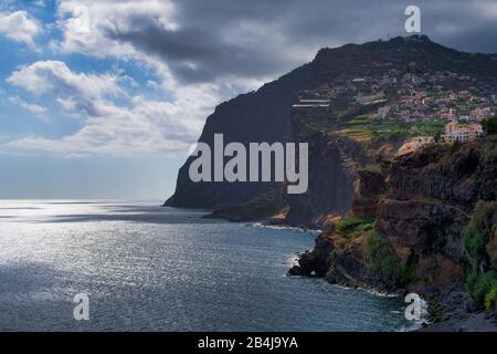 Blick über die Küste zu den Klippen von Cabo Girao, Camara de Lobos, Insel Madeira, Portugal Stockfoto