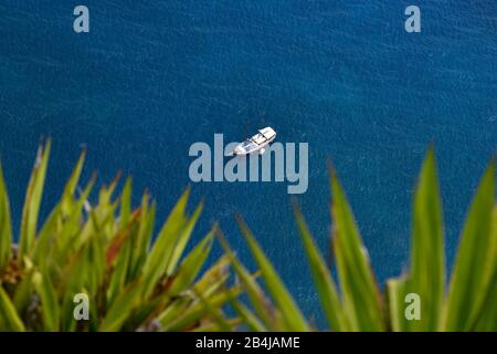 Blilck auf Segelyacht, Skywalk, gläserner Aussichtsplattform in 580 m Höhe an den Klippen, Cabo Girao, Madeira Island, Portugal Stockfoto