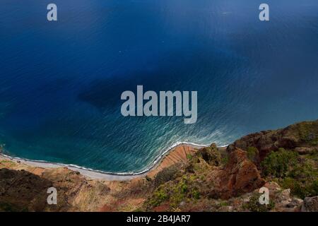 Blick auf terrassenförmige Felder von Camara de Lobos, Skywalk, gläserner Aussichtsplattform in 580 m Höhe an den Klippen, Cabo Girao, Madeira Island, Portugal Stockfoto