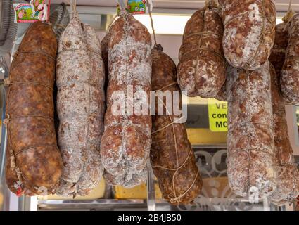 Salamiwürste auf einem Markt in Bussolengo, Italien, Europa Stockfoto